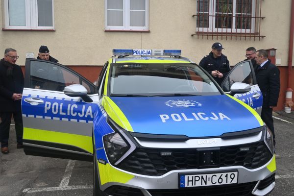 Nowy radiowóz dla policji 5